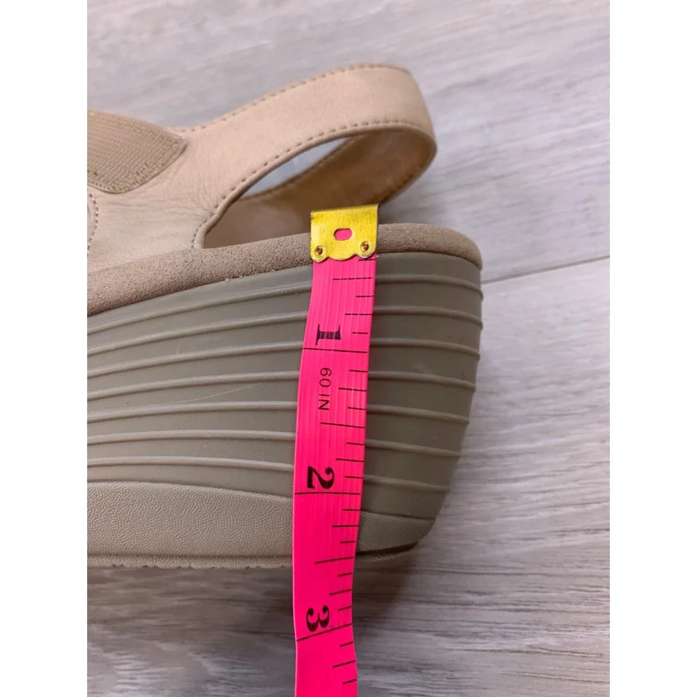 Clarks Collection Women's 8 W Beige Leather Wedge Sandals Cushion Comfort Shoes